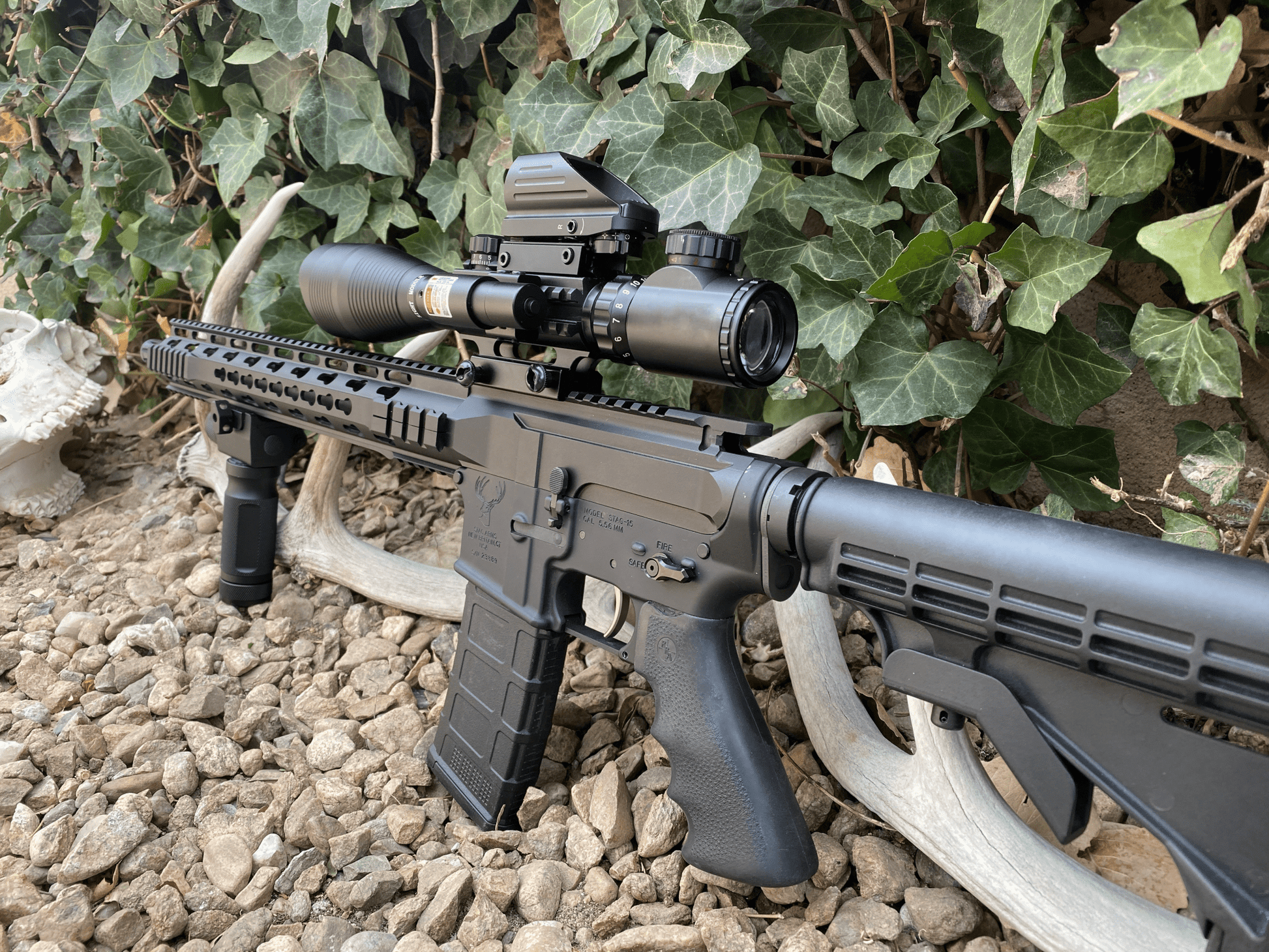 The AR - 15 Liberty Package with Illuminated Scope, Vertical Foregrip and 41" Liberty Case - Aimoptic