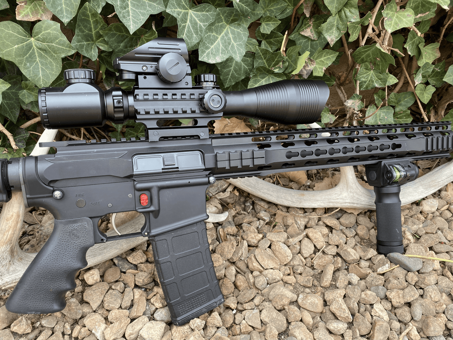 The AR - 15 Liberty Package with Illuminated Scope, Vertical Foregrip and 41" Liberty Case - Aimoptic
